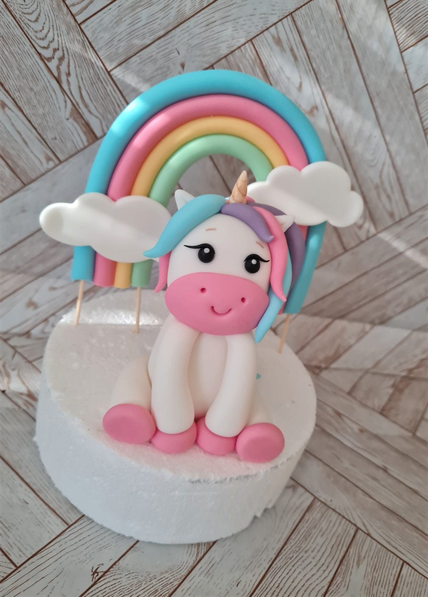 Einhorn Pixie mit Regenbogen