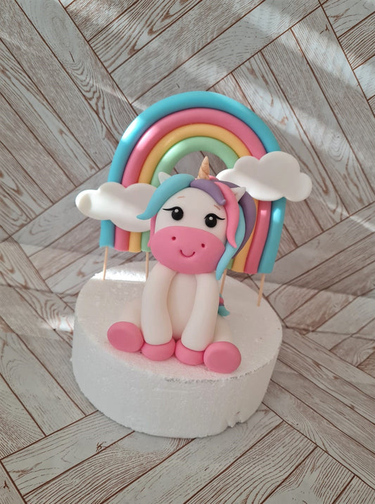 Einhorn Pixie mit Regenbogen